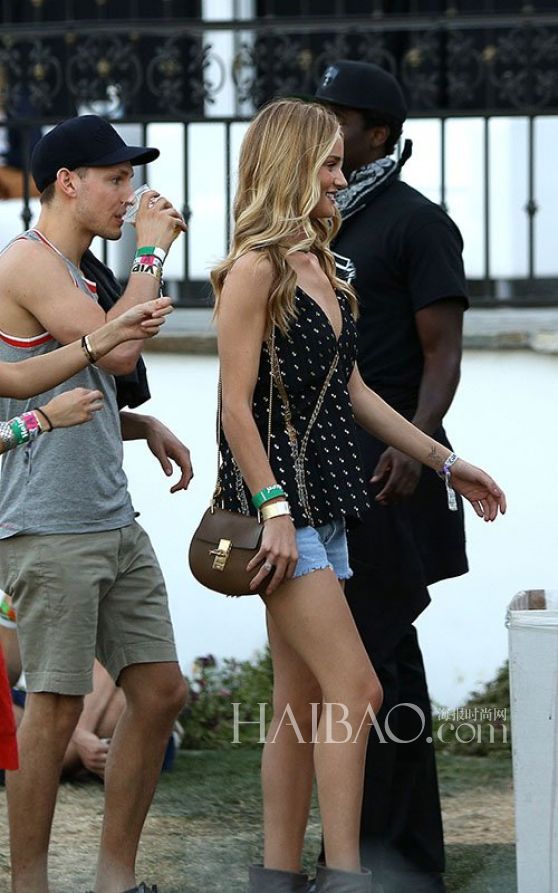���ǰ������_�����h���D-������ (Rosie Huntington-Whiteley) ��Chloe Drew Bag�F��2014������� (Coachella) ������(ji��)