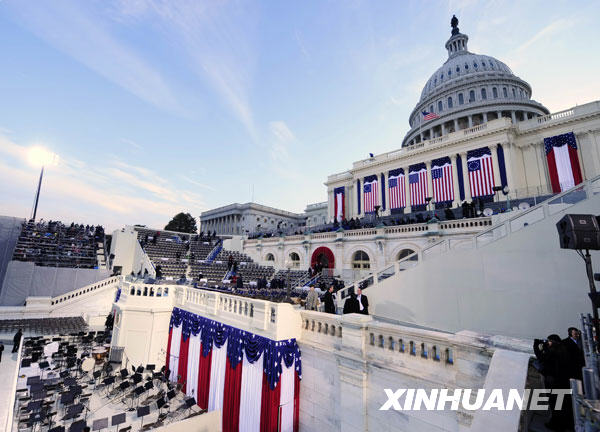 �@��1��20���峿�Ĕz��λ�������׶��Aʢ�D�ć�����B����(d��ng)�գ�������(d��ng)�x���y(t��ng)�W���R�ľ��xʽ���Aʢ�D������Bǰ�e����