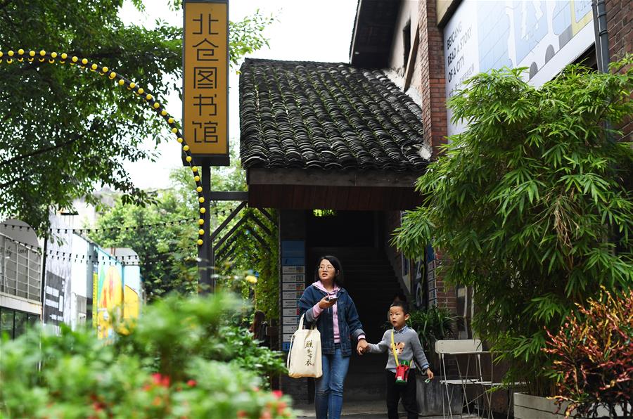 (社會)(1)重慶江北:文創(chuàng)街區(qū)假期受青睞