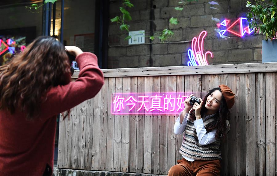 (社會)(3)重慶江北:文創(chuàng)街區(qū)假期受青睞