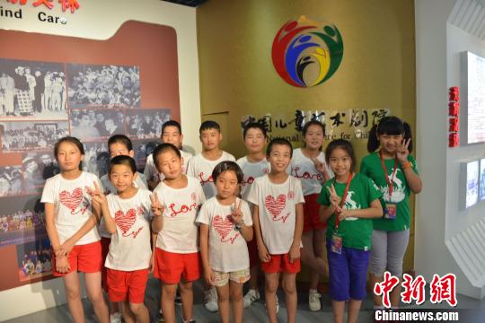延安兒童福利院孩子走進(jìn)中國兒藝觀劇
