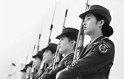 走近解放軍首批女儀仗兵:學(xué)化妝盤發(fā)洗了畫畫了洗