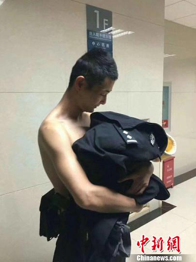 云南楚雄一公園內(nèi)發(fā)現(xiàn)棄嬰警察冬夜光身暖棄嬰獲贊