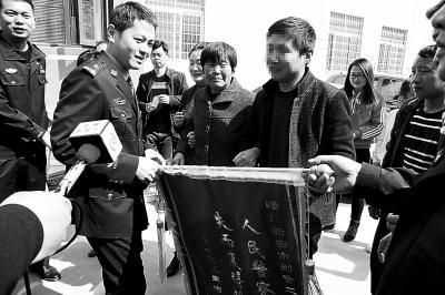 ����һ��(du��)����˯��(m��ng)�к��ӱ�͵32���(x��)���񾯌���