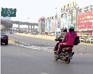 �������������T܇���������� ײ�P�����ˮ�(d��ng)��(ch��ng)����