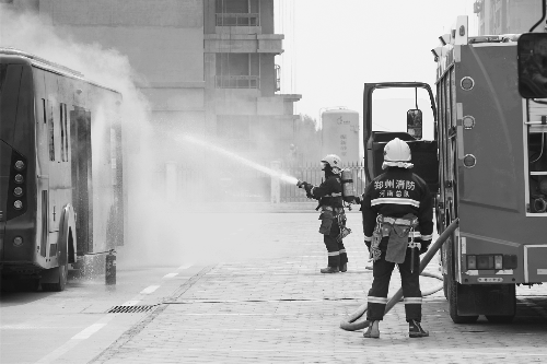 公交著火咋疏散?不要慌!這樣自救最穩(wěn)妥