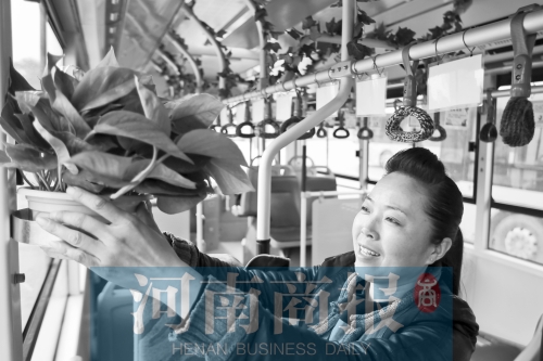 鄭州公交車長搞公益 女子也頂半邊天