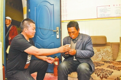 鄭州街頭車長認出走失男子 曾在朋友圈看到尋人啟事