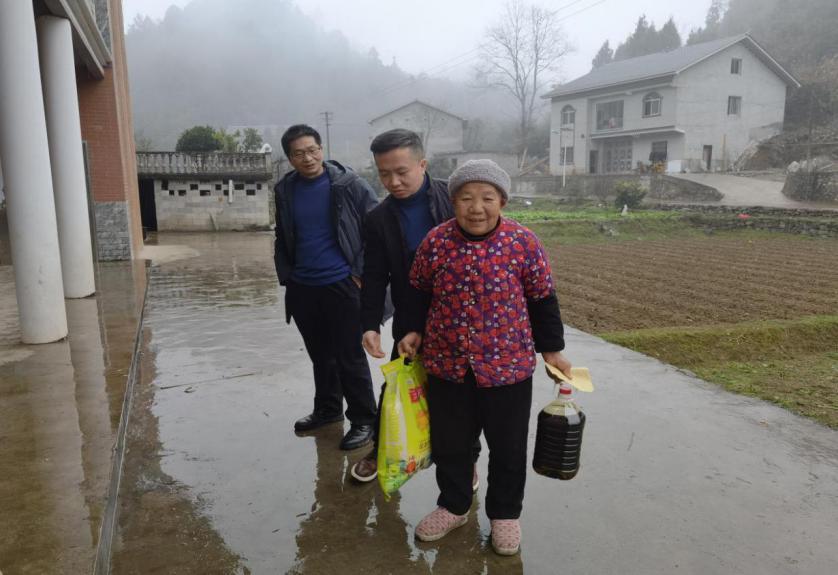 農(nóng)發(fā)行綏陽(yáng)縣支行開(kāi)展“迎新年 賀新春 送溫暖”幫扶慰問(wèn)活動(dòng)