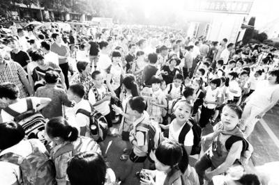 總價超11萬!小學(xué)生天價開學(xué)清單引熱議:孩子開學(xué)輕裝上陣吧