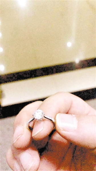 18萬(wàn)鉆戒給孩子當(dāng)玩具 家中新來(lái)的保姆把持不住了