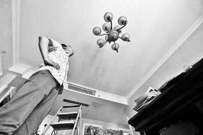 鄭州一小區(qū)7樓業(yè)主鑿地面裝地暖 6樓天花板裂縫