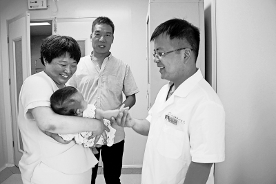 “袖珍女?huà)搿背錾鷷r(shí)只有1.8斤 男醫(yī)生成“超級(jí)奶爸”