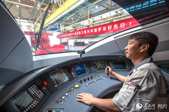 復興號司機整裝待發(fā)。(人民網(wǎng)記者 史家民 攝)