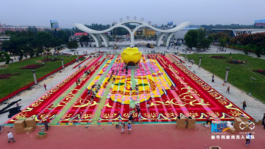 河南鄢陵:300萬(wàn)株鮮花打造巨型“地毯” 河南鄢陵:300萬(wàn)株鮮花打造巨型“地毯”