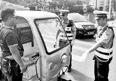 漯河整治亂過(guò)馬路一個(gè)月以來(lái)闖紅燈驟降80%