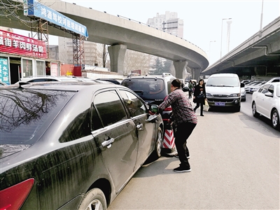 鄭州警方整治河醫(yī)橋下黑停車(chē)場(chǎng) 近百輛車(chē)被貼條