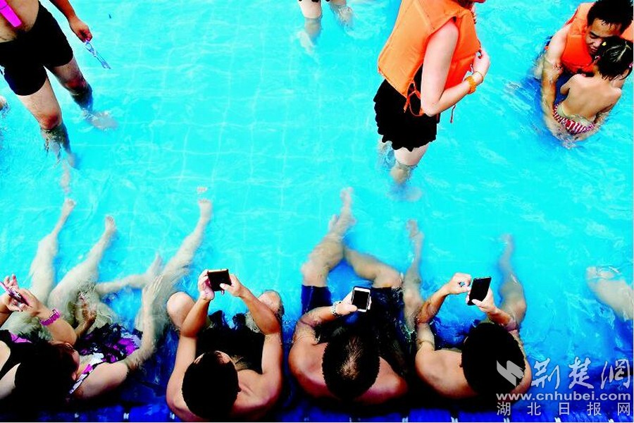 ���ڱ̲���ʎ����������һ�����������(du��)�ڵ��^����f���˕r(sh��)�˿��Բ����x�_�Լ����֙C(j��)����������������������Ӿ�^���Hˮ���@���|�������L(zh��ng)���ϡ���һ߅����ˮ��һ߅ˢ�֙C(j��)����������һ���؄e���L(f��ng)������(d��ng)Ȼ�������o�֙C(j��)Ҳ�����ˡ�Ӿ�¡�����͸���ķ�ˮ�֙C(j��)�����@�ӣ��������ǝ����������߅�в���������������ˮ�����֙C(j��)Ҳ�c�Լ���Ӱ���x���D�飺��D����Ӿ����һ�����S����ˮ��������������֙C(j��)