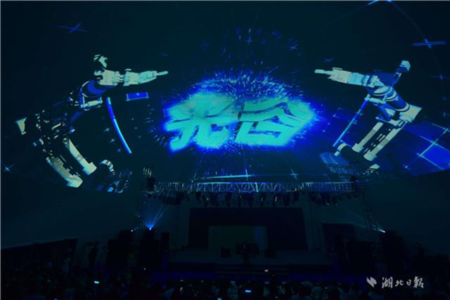 8��23�������ɶ���Ͷ���F(tu��n)�͖|�����^(q��)(li��n)�ϴ���ġ��I(xi��n)�Y�����ʮ���ꡪ��׷���ߡ��Ƽ����_(t��i)���ڹ�ȇ�(gu��)�H�W(w��ng)��������ӳ��200��λ��Ƚ��O(sh��)�ߺ���I(y��)�ҵ���(ch��ng)�^�����@�����۽������ʮ��č��V�q�£����ȵľ������¾���