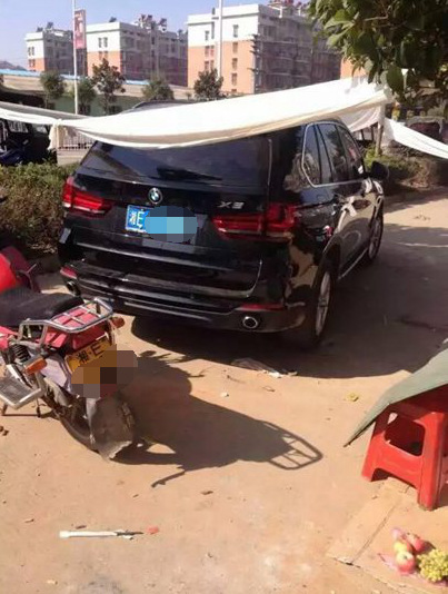 女童遭寶馬兩次碾壓身亡家人稱司機(jī)當(dāng)時(shí)打手機(jī)