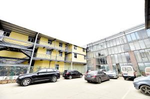 4層簡(jiǎn)易房住1700名學(xué)生 昆明拆7600平方米違建校舍