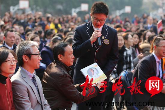 ����һ��ë����ְ���Ů��������