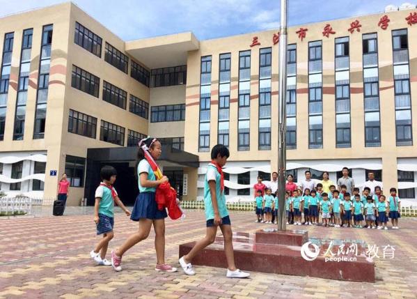 三沙市唯一一所學(xué)校32名學(xué)生舉行升國旗儀式