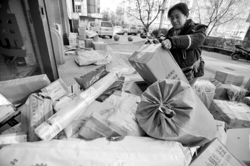 海量快遞集中進(jìn)沈陽 走進(jìn)女快遞員的一天