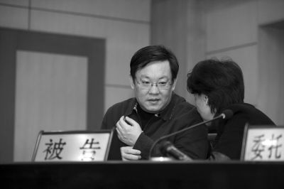 平谷區(qū)長姜帆庭審結(jié)束后與代理人交談。京華時報記者蒲東峰攝