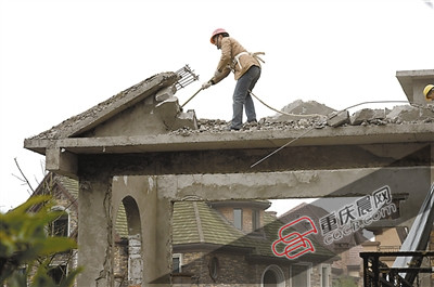 重慶一業(yè)主別墅區(qū)加蓋2層閣樓自稱為改風(fēng)水(圖)