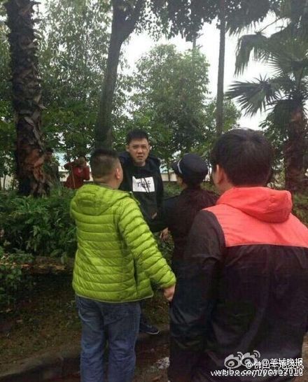 �V�|��ɽһ������ײ���� ܇���Ƀɽ�