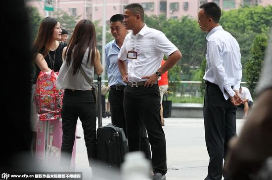 ���϶��B�m(x��)��(b��o)��(2014��9��10�ա�11����12��)֮���_���^(q��)�Ϻ��ֵ��k���ڰ��ɳ������F·�������_����܇(ch��)վ��ʮ�׼҆�λ���_����܇(ch��)վ(li��n)���_(k��i)��(hu��)����ӑ��(du��)�������P(gu��n)���T(m��n)ֱָ�@һ�����������10��֮�����º���һ��Ʊ��(w��)�c(di��n)�⵽ͣ�I(y��)�{(di��o)�����_����܇(ch��)վ�V��(ch��ng)�ϵ�Ʊ؜�����ஔ(d��ng)�L(zh��ng)һ�Εr(sh��)�g��Ҳ�N(xi��o)���E��������һ��r(sh��)�g��2015��7��6�պ�7��7����ӛ���ٴΰ��L�l(f��)�F(xi��n)���@ȺƱ؜���ֻ؁�(l��i)�����@���治��һЩ��������������͵ĵ��c(di��n)���������_����܇(ch��)վ��Ʊ�d���T(m��n)�������������_��Ʊ��(w��)����������4�ң��_������������֮��(sh��)���D�鴩���(l��i)��܇(ch��)վ�ˆT�ķ��b�����Ӻ���ǰ�������^�Ĺ����Ƶġ�Ʊ؜�ӡ����ք�(sh��)��վ���H�����_����