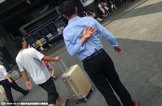 7��6�����磬���_����܇(ch��)վ�V��(ch��ng)��ڵ����̎���@����ͨ����Ʊ̎�ıؽ�(j��ng)֮·����(l��i)���ĳ˿������ʮ����Ʊ؜�ӷ�ɢ�ڸ��������r(sh��)�rס�^(gu��)������������Ҫ���L(zh��ng);��܇(ch��)ô?��ͬ�r(sh��)��ָ���h(yu��n)̎��ʾ��Ҫ�������I(m��i)Ʊ���е����ˌ�(du��)����֮������Ҳ��������ͣ�����_�������Ҹ��SƱ؜���x�_(k��i)���D�顰Ʊ؜�ӡ���ͬ�������İ�ʾ�ք�(sh��)���@�ք�(sh��)�Ǹ��Vͬ��Ʊ�r(ji��)������