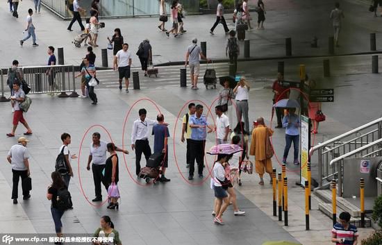 �����_����܇(ch��)վǰ�ďV��(ch��ng)��֮����Ʊ؜�ӂ����I(l��ng)���������U(ku��)�������_����܇(ch��)վ����̎����Ʊ؜�ӵȺ��ڴˣ�ֱ�����(zh��n)�����Ļ�܇(ch��)վ��վ����Ⱥ�������_����܇(ch��)վ���ǵĴ��T(m��n)����ͬ���Ў���Ʊ؜�ӵȺ��ڴ������r(sh��)���^(gu��)���ĳ˿ʹ�Ԓ�����ȥ��9�������c���͵ļ�ðƱ؜���˔�(sh��)���H�](m��i)�Мp�٣�����������������Ȼ��ͬ�ӵ��b�磺�{(l��n)ɫ�Ʒ���������������������Ů������������������⣬߀�С��������������tɫ�R�׵ġ��������(w��)�(du��)�ɆT���������ǡ������ˆT�����c�������͵��(du��)�鮔(d��ng)�����D���_����܇(ch��)վ�V��(ch��ng)��Ʊ؜�ӡ����Ѽ�ð�����ˆT���_�˿�ُ(g��u)�߃r(ji��)Ʊ��