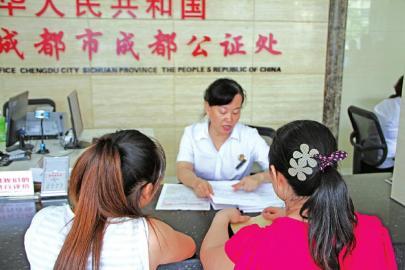 女子撫養(yǎng)棄嬰17年遭遇證明難跑遍多部門未落戶