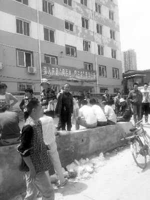 �ϰ��˾ۼ��ڷ�ƺ���ί���k����ǰӑҪ���Y��