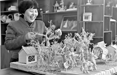 女老師耗時兩年 用蒲草編織《清明上河圖》(圖)