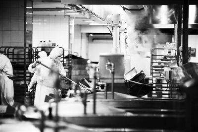 工作人員正在炒菜