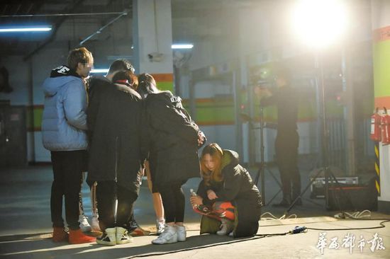 ����(f��)�ž��Ĕz��һλŮ���۵ö��ڵ�����