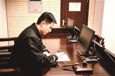 法官工作15年月薪四千 為母治病欠30萬(wàn)無(wú)奈辭職