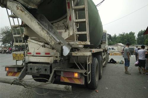 長安區(qū)一老人買菜時(shí)被混泥土攪拌車撞倒