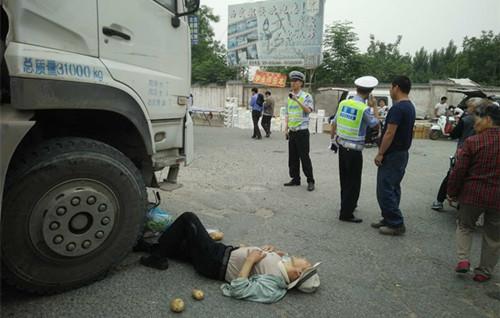 長安區(qū)一老人買菜時(shí)被混泥土攪拌車撞倒