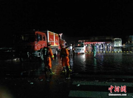 江蘇阜寧村民憶龍卷風(fēng):汽車拋河里 人爬出廢墟