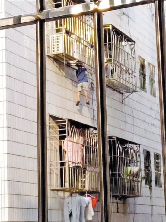 ������(b��o)Ӎ ӛ�����������(sh��)��(x��)�������zӰ��(b��o)����8��11������5�r(sh��)30���S�����������^(q��)�Ϟ��ֵ����䲼��^(q��)�l(f��)���˼��@�U(xi��n)�ָ��˵�һĻ����H4�q����ͯ��(����)�ø�ĸ���ڼң�͵͵�������˴��_(t��i)���Y(ji��)���^���������Ƿ��I�W(w��ng)�����w�ҿ��x�،���20�׸�(ҊС�D)��ǧ�xһ�l(f��)֮�H��һ�����ĵġ����e�硱ͽ���������ǣ������(sh��)ʩ�I��(Ҋ�҈D)��