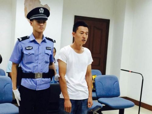 合租房里室友吵人起爭(zhēng)執(zhí) 男子為護(hù)女友持刀傷人