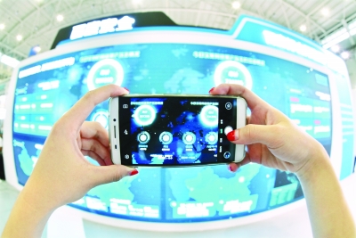 百度安全展區(qū)LED屏幕上實(shí)時(shí)更新被攔截的詐騙信息