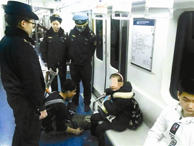 ����������l(f��)�F(xi��n)���ڱ������F��(n��i)��ͯ��ؤ��(sh��)�������������еă�ͯ����ӑ�r�B(t��i)�Ȑ��ӣ�����Ӱ��˳�܇�h(hu��n)�������챱�������ӛ�ߏı�����ͨ��(zh��)�����܉������˽⵽��܉����ͨ��(zh��)����꠺������g�ڵ��Fվ��(n��i)��@��ͯ��ӑ��20���˴�����(j��ng)�{(di��o)��l(f��)�F(xi��n)���@Щ��ͯ�򡱶����Ը��Cếh���ɳ���Ҍ��нM���Ե؎���������ӑ���Ђ��e��ͯ�򡱼��������������^�fԪ��