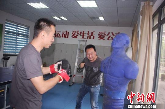 鄭州公交設“發(fā)泄室”車長可暴打沙袋釋放壓力