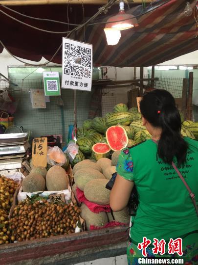 柳州菜市場(chǎng)多個(gè)攤販?zhǔn)湛疃S碼被“調(diào)包”警方介入調(diào)查