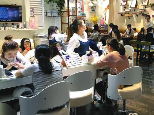 小寨賽格國(guó)際購(gòu)物廣場(chǎng)B2層美甲店。 見(jiàn)習(xí)記者 郭詩(shī)夢(mèng)攝